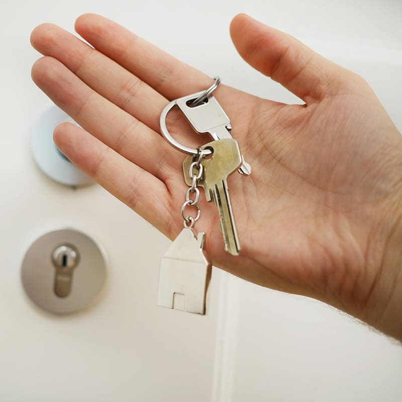 Service de conciergerie, une main tient des clés d'appartement