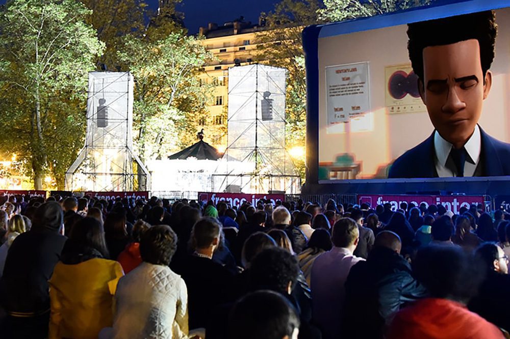 Une projection en plein air lors du festival d'animation Annecy